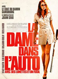 La dame dans l'auto avec des lunettes et un fusil
